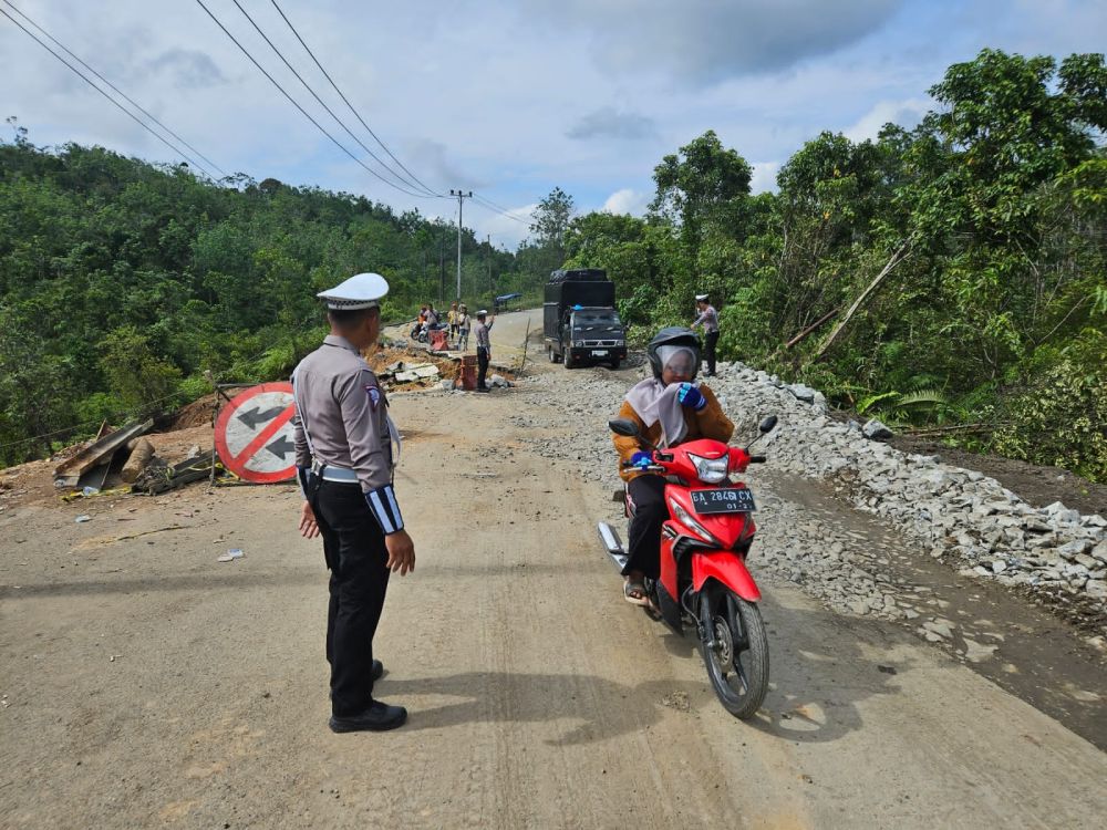 Jalur Lintas Riau-Sumbar Amblas, Polisi Berlakukan Buka Tutup