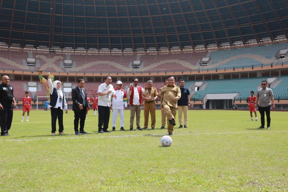 Sekdaprov Riau SF Hariyanto Buka Turnamen Sepak Bola RRI Cup U-16 Seri Riau