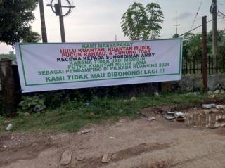 Spanduk Liar Serang Suhardiman Amby Beredar di 4 Kecamatan di Kuansing, Tokoh Masyarakat Bakal Buat Laporan ke Polisi
