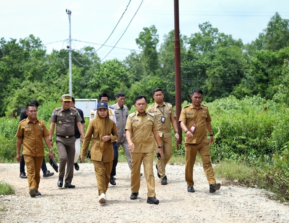 Tinjau Ruas Jalan Pasar Modern, Bupati Asmar: Insyaallah Bulan ini Mulai Kita Bangun