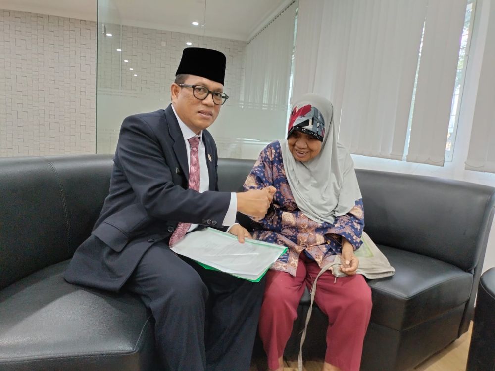 Kadis Kominfotik Riau Sambut Hangat Kedatangan Murtini, Tunanetra yang Berkeliling Indonesia