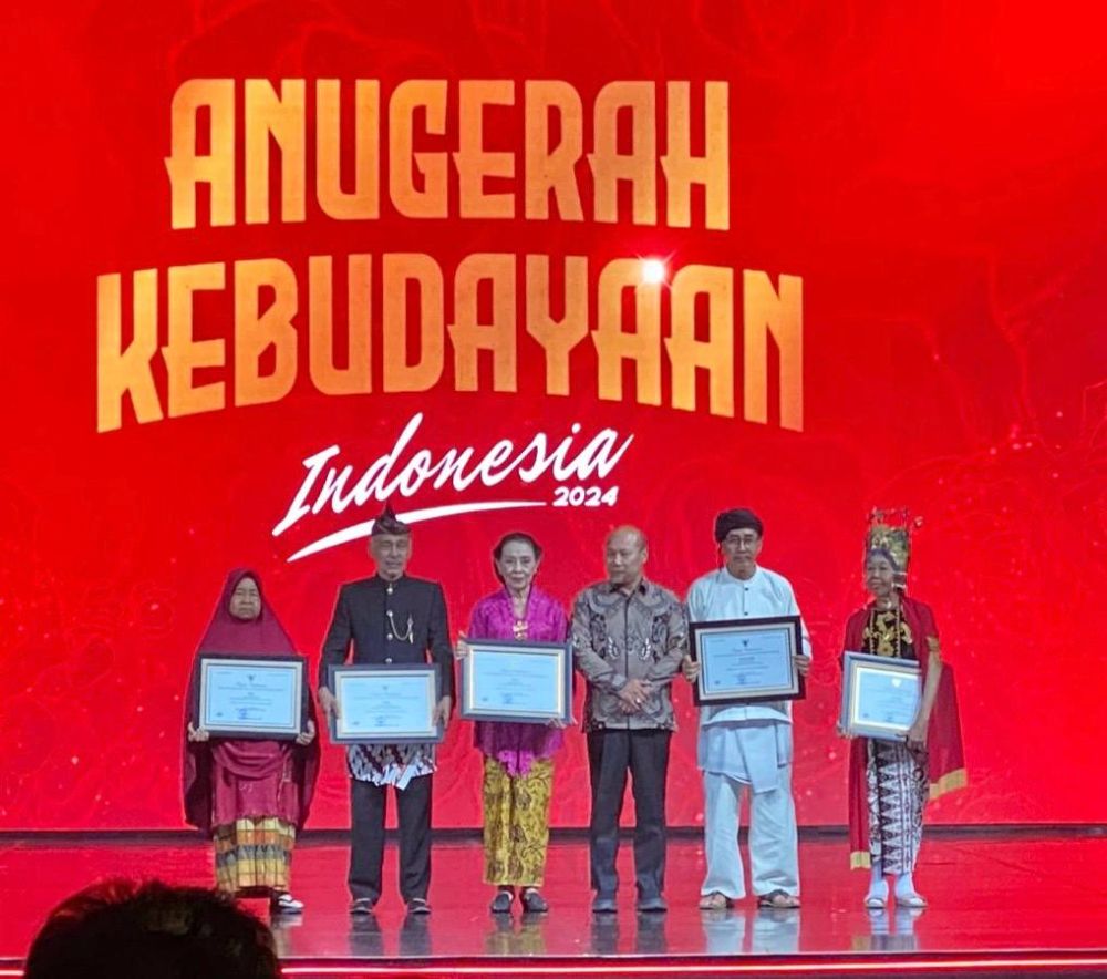Mak Itam Maestro Nyanyi Panjang Terima Anugerah Kebudayaan dari Mendikbudristek