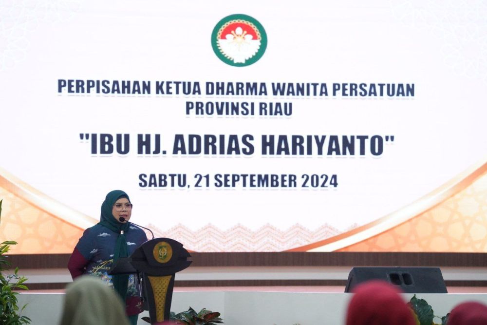 Momen Haru Warnai Perpisahan Ketua DWP Provinsi Riau Adrias Hariyanto
