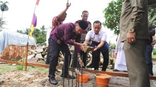 Bupati Rohil Letakkan Batu Pertama Pembangunan Rumah Suluk Kepenghuluan Sapta Permai