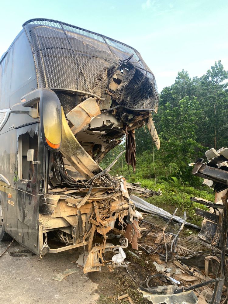 Bus AERO Tabrak Truk Tronton di Jalan Tol Pekanbaru-Dumai, 13 Penumpang Terluka