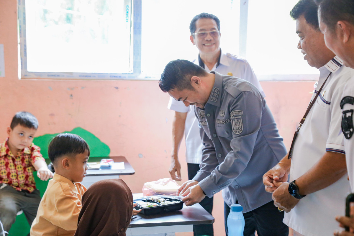 Pj Wako Lihat Langsung Simulasi Makan Siang Bergizi di SDN 185 dan SMPN 49 Pekanbaru 