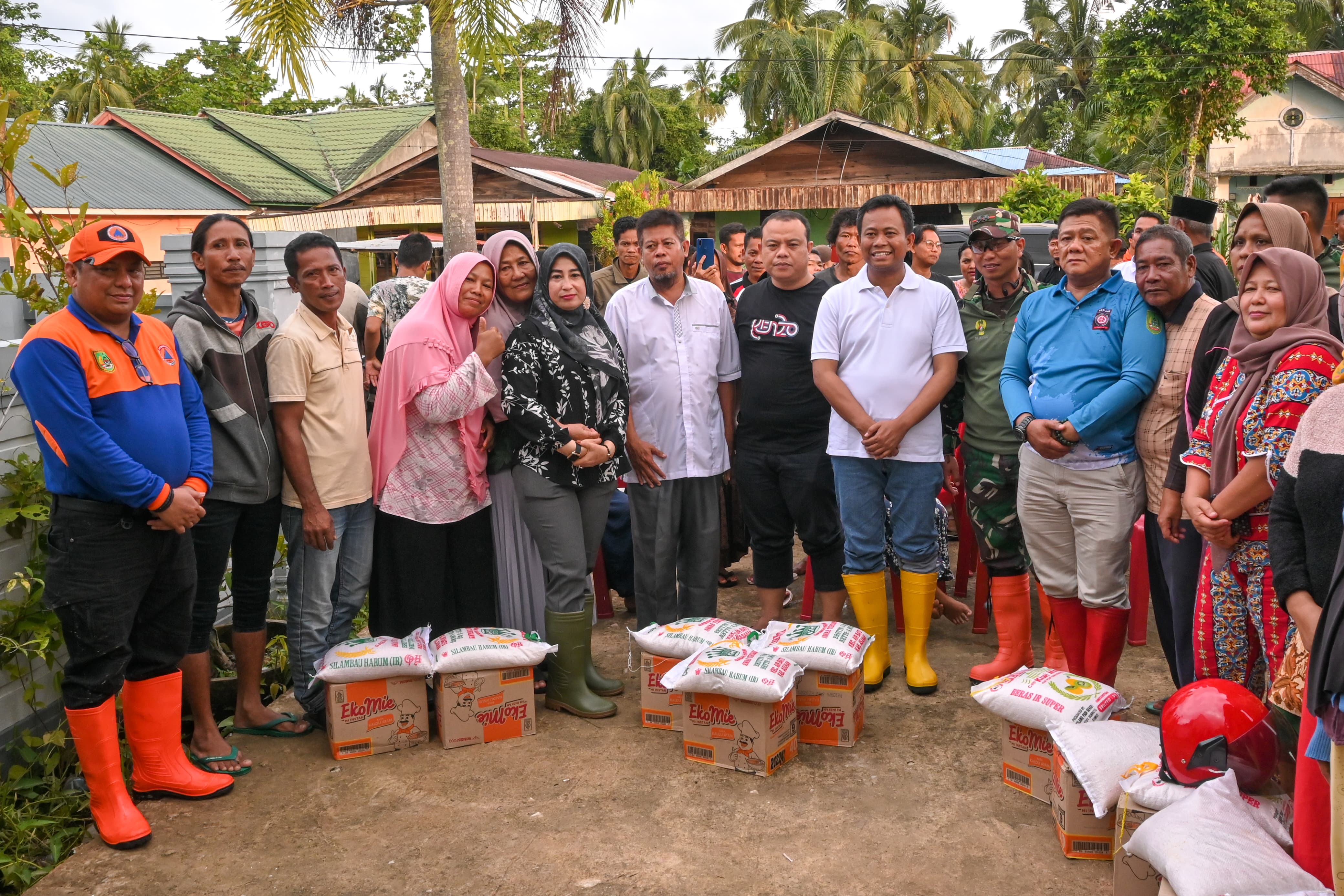 Pemkab Rohil Salurkan Bantuan Sembako untuk Warga Terdampak Banjir di Jalan Pelabuhan Baru