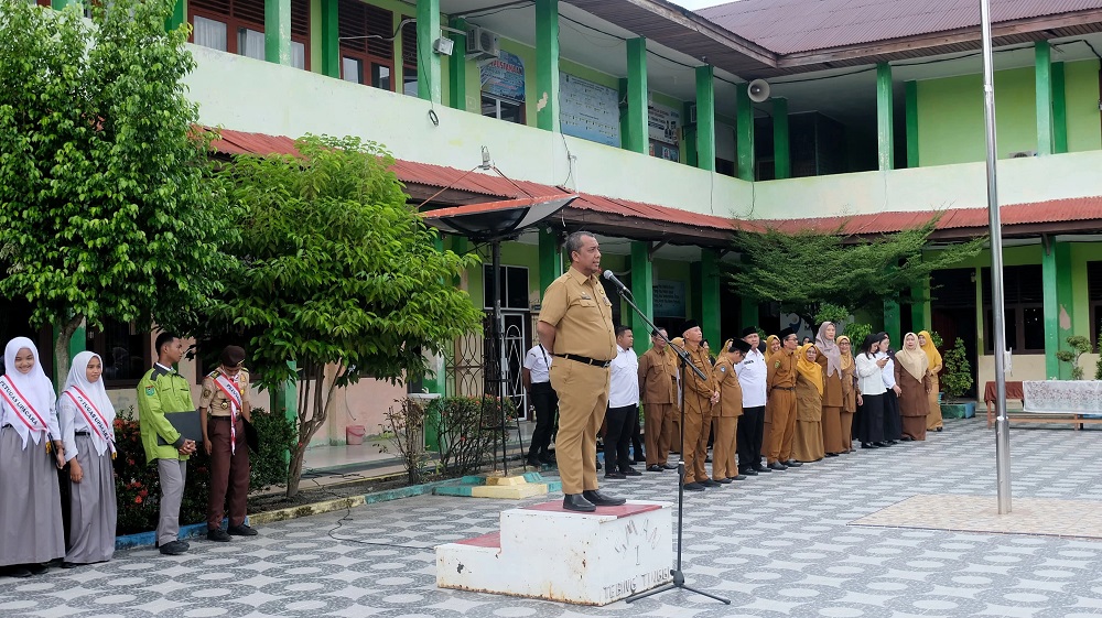 Pjs Bupati Roni Rakhmat Jadi Pembina Upacara di SMAN 1 Selatpanjang