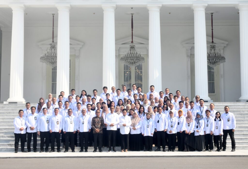 Jelang Purnatugas, Presiden Jokowi dan Ibu Iriana Pamitan dengan Keluarga Besar Istana