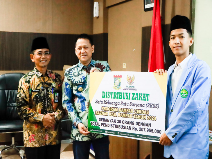 Pj Bupati Kampar Hambali Serahkan Beasiswa Prestasi dan Produktif dari Baznas Kampar