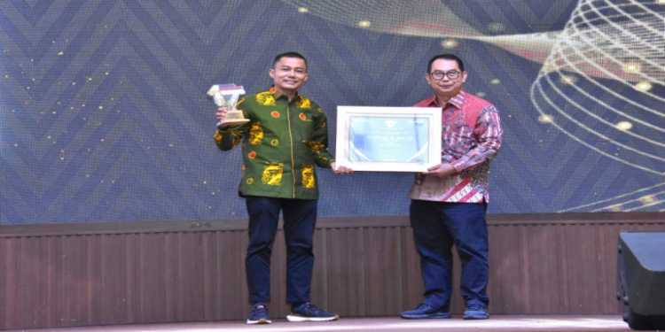 Mewakili Pj Bupati Kampar, Plt Kadis Kominfo Kampar Terima Penghargaan Tribun Award Kategori "Bupati Peduli Investasi"