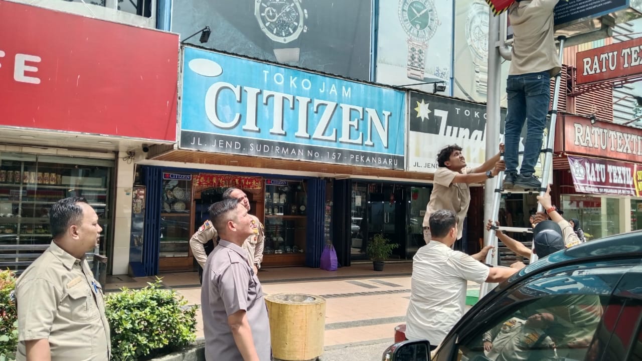 Kepala Bapenda Pekanbaru Pimpin Operasi Penertiban Reklame