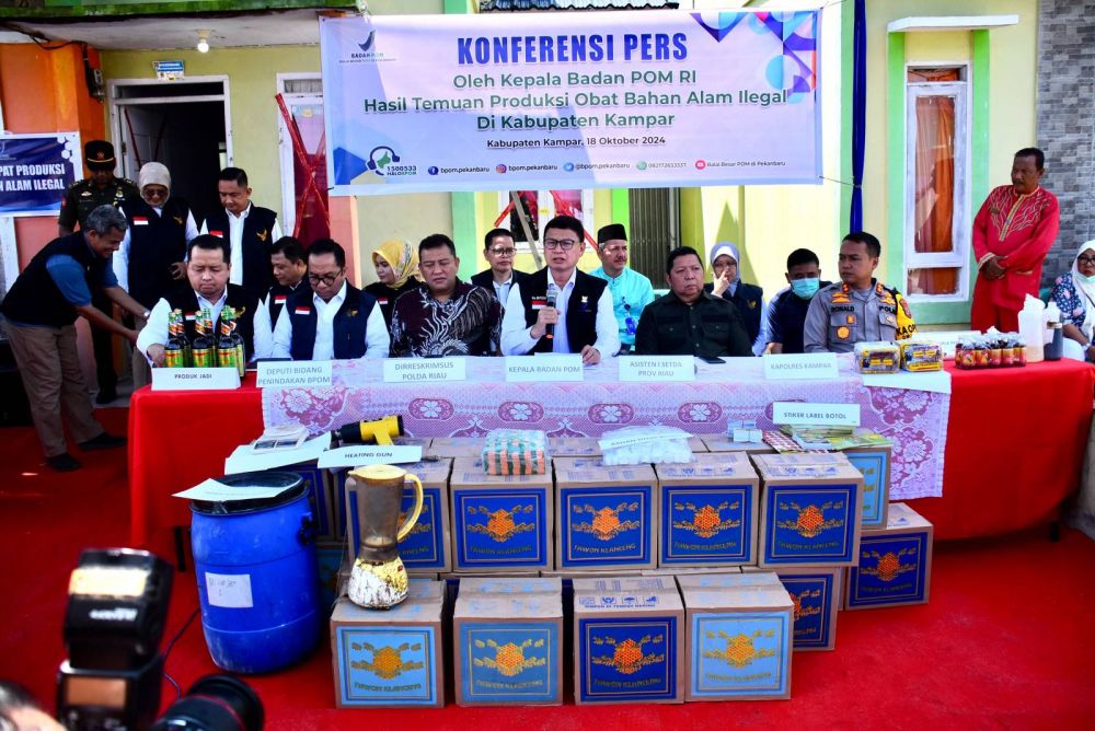 Kepala BPOM RI Lakukan Konferensi Pers Temuan Obat Bahan Alam Ilegal di Kampar