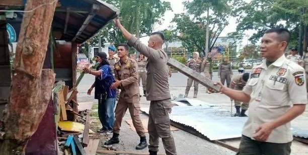 Abaikan Surat Teguran, Satpol PP Pekanbaru Tertibkan Ruli di Jalan Soekarno Hatta