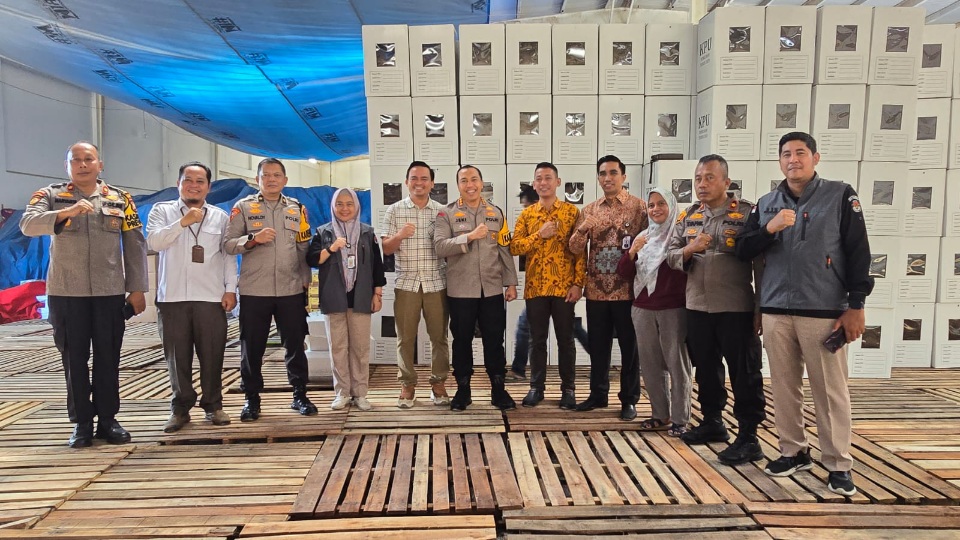 Logistik Surat Suara Tahap II Tiba di Pekanbaru, Dikawal Ketat Sat Brimob Polda Riau