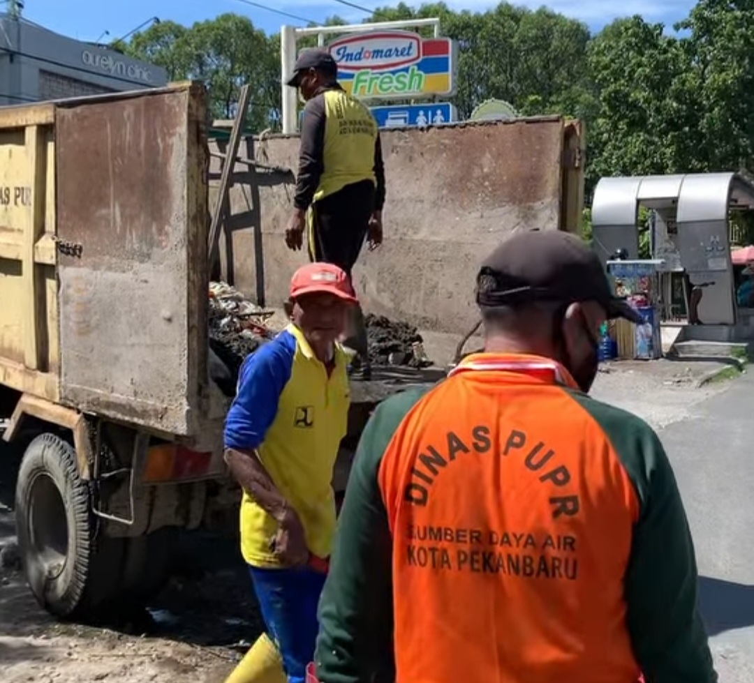 Pasukan Kuning Dinas PUPR Pekanbaru Lakukan Normalisasi Drainase di Jalan Jendral Sudirman