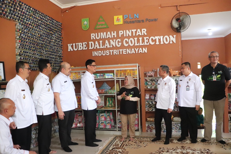DLHK Pekanbaru Sambangi Bank Sampah Dalang Collection di Tenayan Raya
