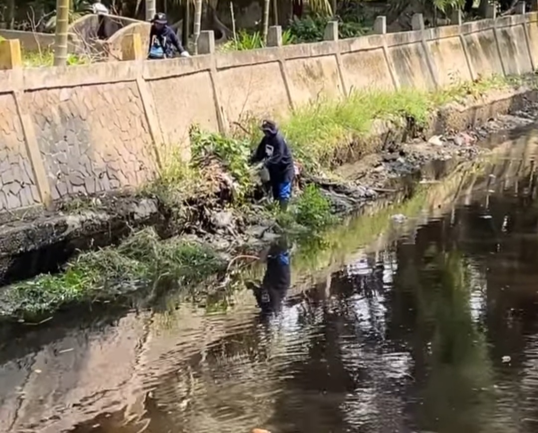 Dinas PUPR Pekanbaru Bersihkan Aliran Sungai Batak