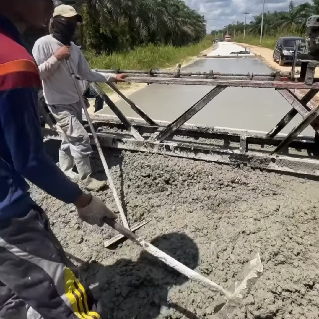 Rigid Jalan Gajamada Okura Pekanbaru Masuki Tahap Pemasangan Beton