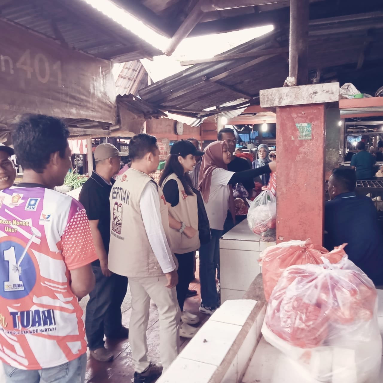 Sapa Pedagang dan Sebar Brosur Program, Relawan BERTUAH Blusukan ke Pasar Rumbai Pekanbaru