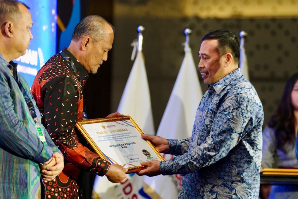 Pemprov Riau Dianugerahi Penghargaan Predikat Kepatuhan Penyelenggaraan Pelayanan Publik 2024
