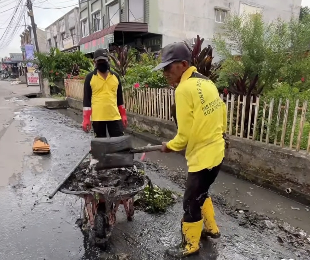 Dinas PUPR Pekanbaru Lakukan Pembersihan Drainase Jalan Pepaya