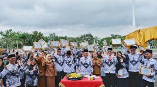 Plt Bupati Asmar Pimpin Upacara Hari Guru Nasional dan HUT PGRI Kepulauan Meranti