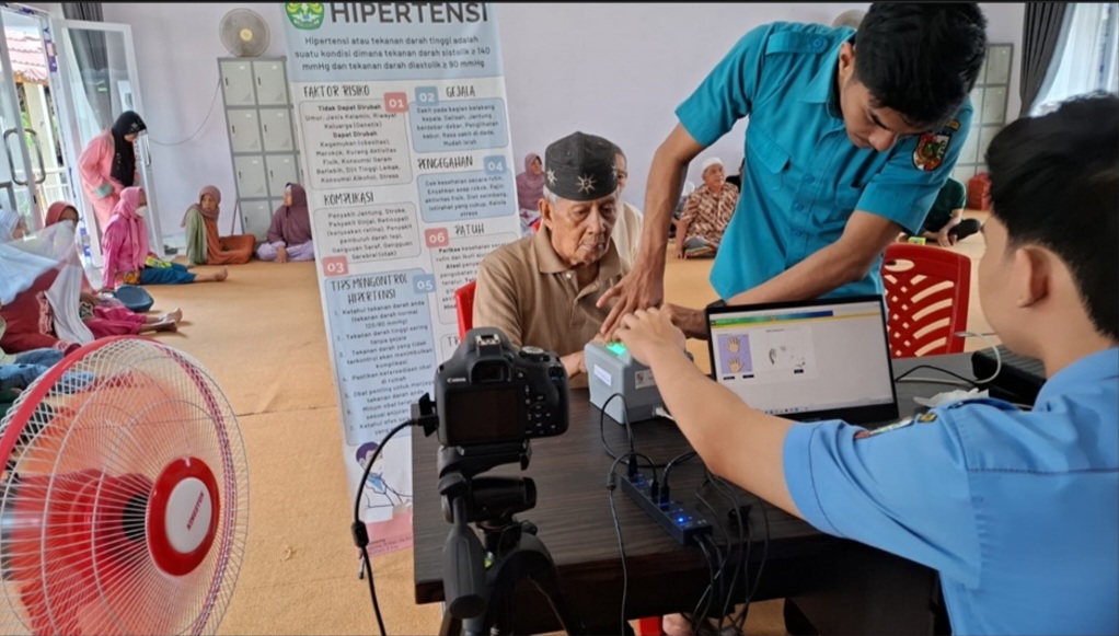 Program SIPINTAR PEDULI Disdukcapil Pekanbaru Jemput Bola Iris Mata di Panti Sosial 