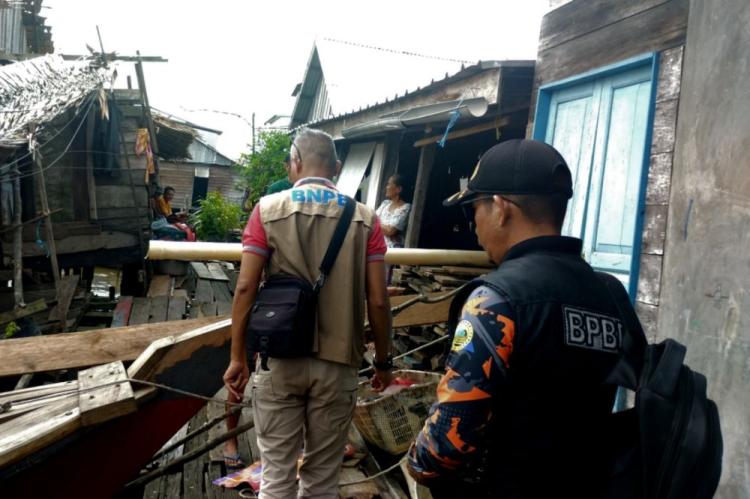 BPBD Inhil Evakuasi Warga Korban Longsor Sembari Serahkan Bantuan Sembako
