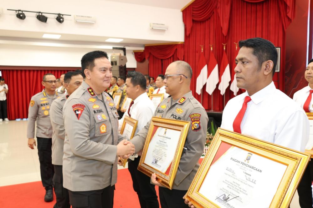 Irjen Iqbal Pimpin Penyerahan DIPA dan Beri Penghargaan ke Personel Berprestasi