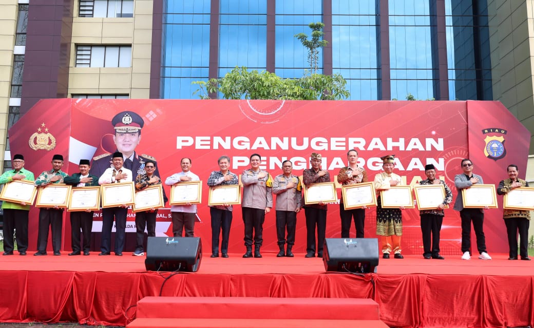 Kapolda Riau Beri Penghargaan Para Tokoh dalam Mengawal Demokrasi dan Menjaga Keamanan