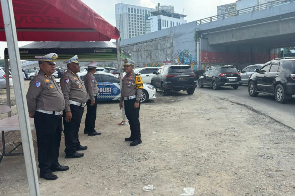 Kombes Taufiq Turun Langsung Atasi Kemacetan Parah di Pekanbaru