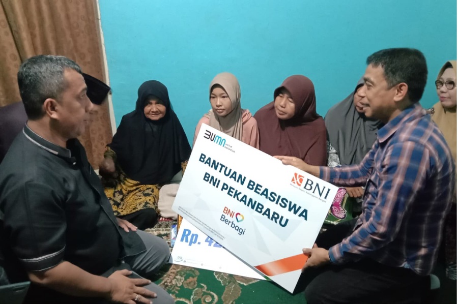 Beri Santunan, Program Beasiswa Wujud Kepedulian BNI kepada Anak Korban Kecelakaan Maut