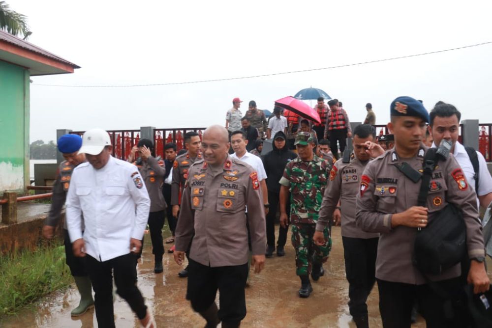 Wakapolda Riau Tinjau Warga Terdampak Banjir di Pelalawan
