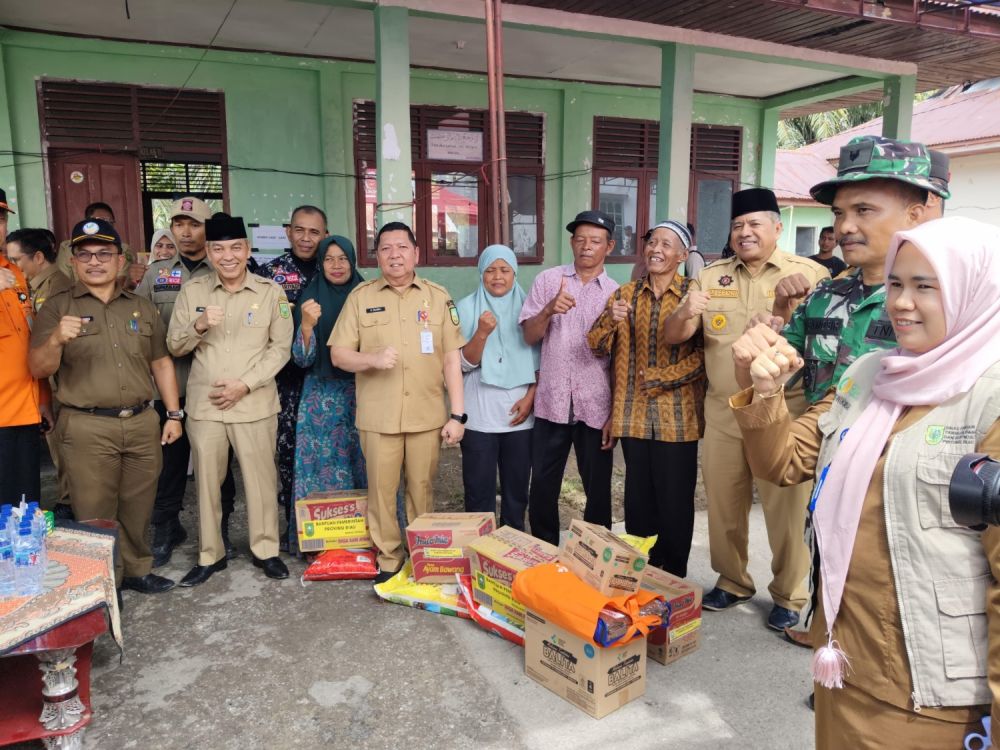 7 Ton Beras Tiba, Wajah Korban Banjir di Siak Berbinar