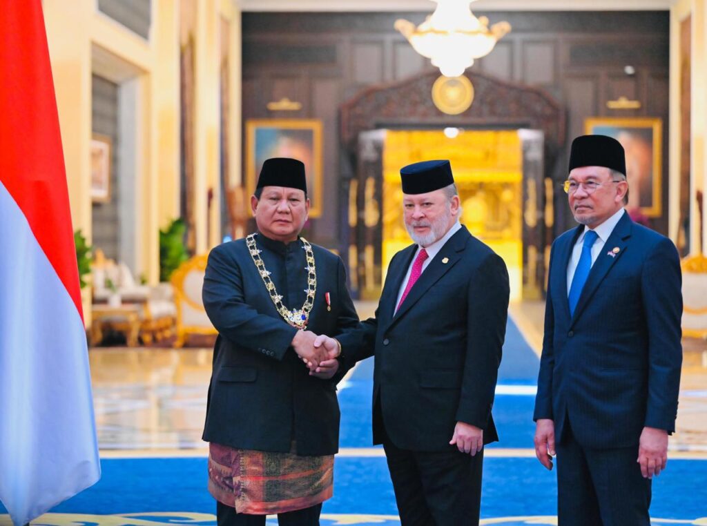 Presiden Prabowo Subianto Dianugerahi Tanda Kehormatan Darjah Kerabat Johor di Malaysia