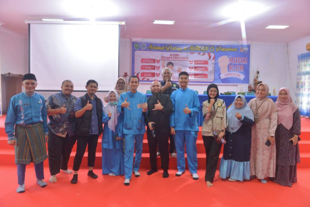 SMAN 8 Pekanbaru Terima Kunjungan Kagama Riau: Siswa Dapatkan Wawasan Baru tentang Karier