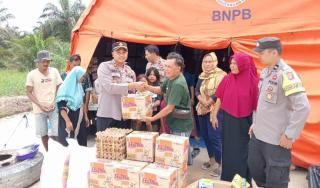 Banjir Landa Pangkalan Kerinci, Kapolsek Salurkan Bantuan ke Ratusan Warga