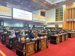 Di Sidang Paripurna, Dewan
