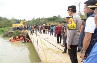 Kapolda Riau Pimpin Evakuasi Truk Terjun ke Sungai, 2 Ditemukan Tewas, 9 Masih Hilang
