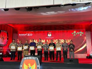 Malam Anugerah KPU 2025, Tiga Kabupaten/Kota di Riau Bawa Pulang Penghargaan
