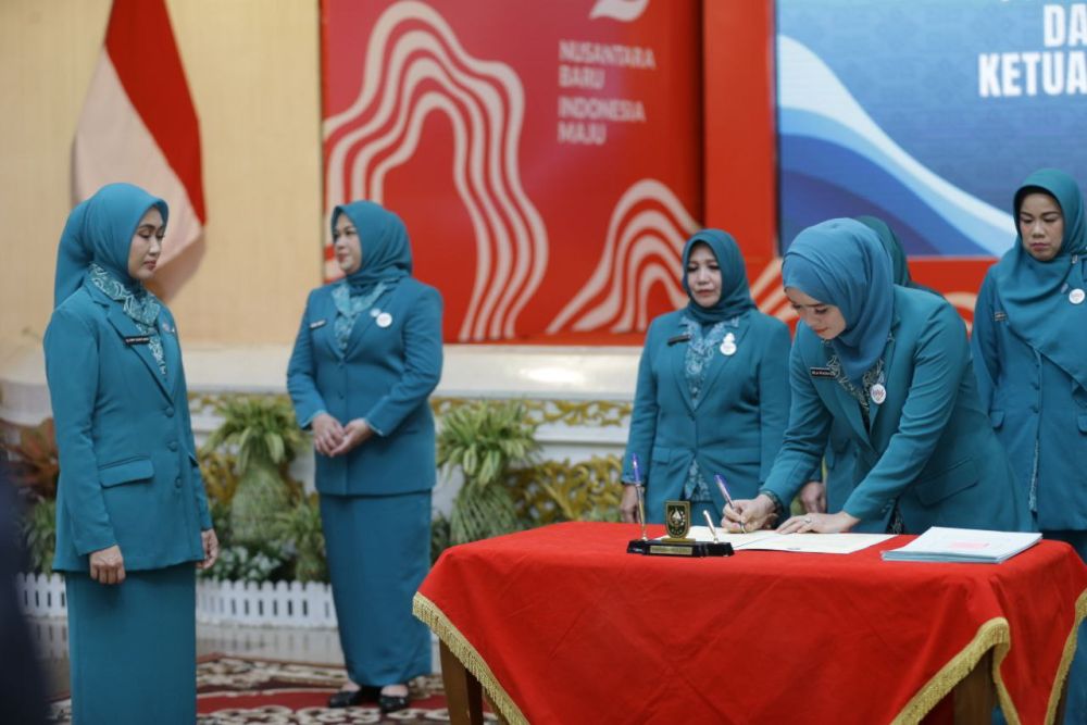 Henny Sasmita Wahid Lantik 10 Ketua TP PKK dan Ketua Pembina Posyandu di Riau