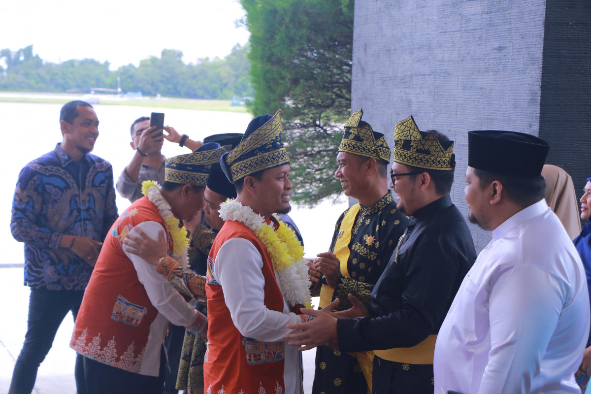 Walikota Pekanbaru dan Wakil Walikota Pekanbaru Disambut LAMR di Bandara SSK II