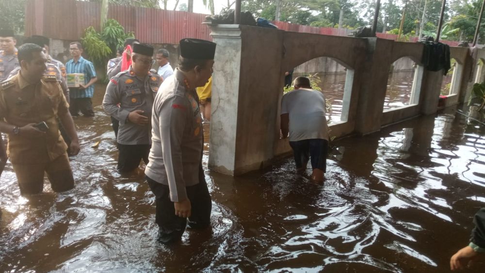 Kapolresta Pekanbaru Tinjau Lokasi Banjir di Rumbai, Salurkan Bantuan Sembako