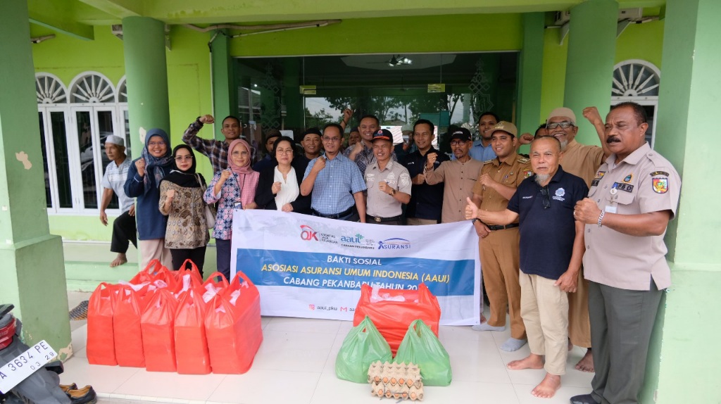 AAUI Cabang Pekanbaru Berikan 56 Paket Sembako untuk Korban Banjir di Pekanbaru
