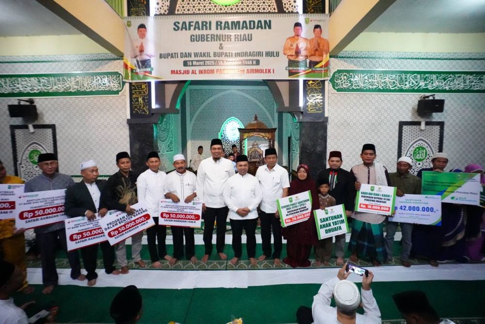 Safari Ramadan di Air Molek, Gubri Wahid Serahkan Berbagai Bantuan Untuk Warga