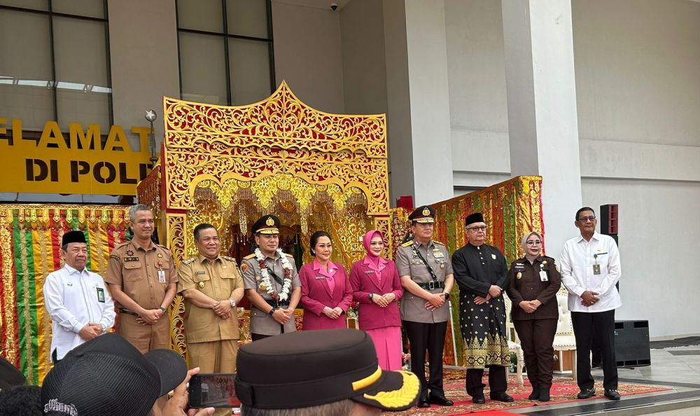 Sambut Kapolda Riau Baru, Wagubri Hadiri Prosesi Adat Tepuk Tepung Tawar