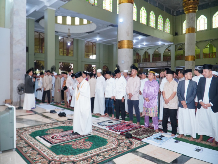 Bupati Kampar Laksnakan Sholat Idul Fitri 1446 H di Masjid Al Ihsan Islamic Center Bangkinag