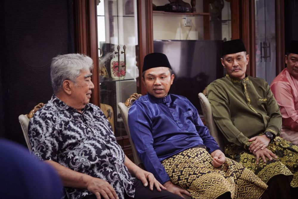 Lebaran ke Rumah Arwin AS, Gubri Abdul Wahid Disambut Hangat