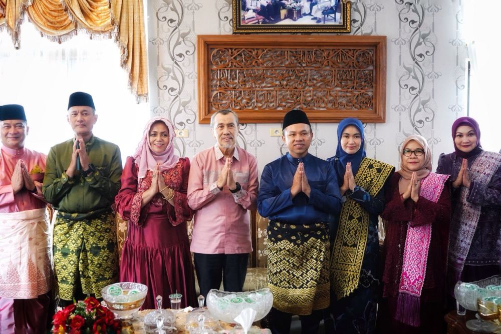 Lebaran Ke Rumah Syamsuar, Gubri Abdul Wahid Disambut Hangat
